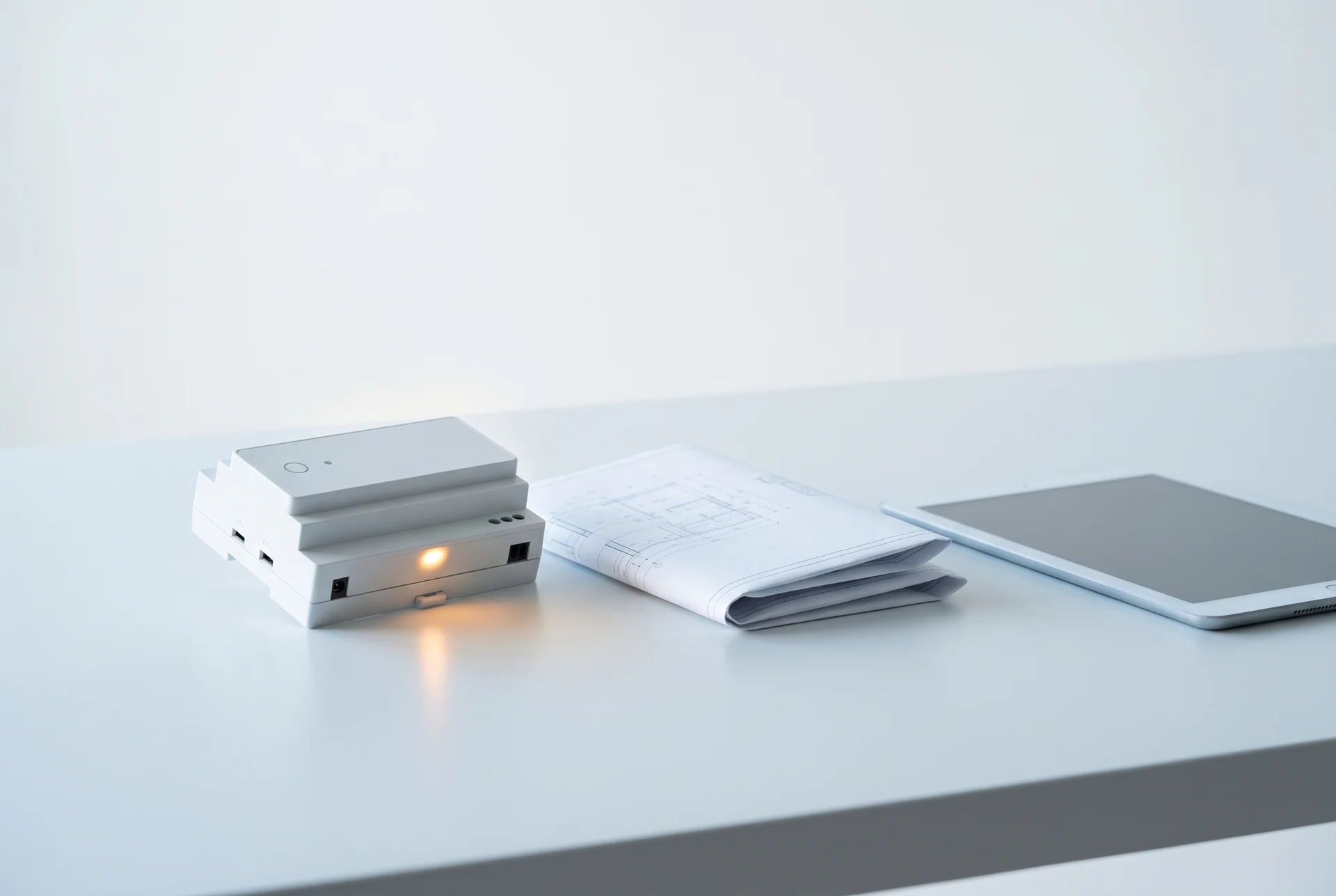 Een regelmodule met een technische tekening en een tablet op een lichte werktafel